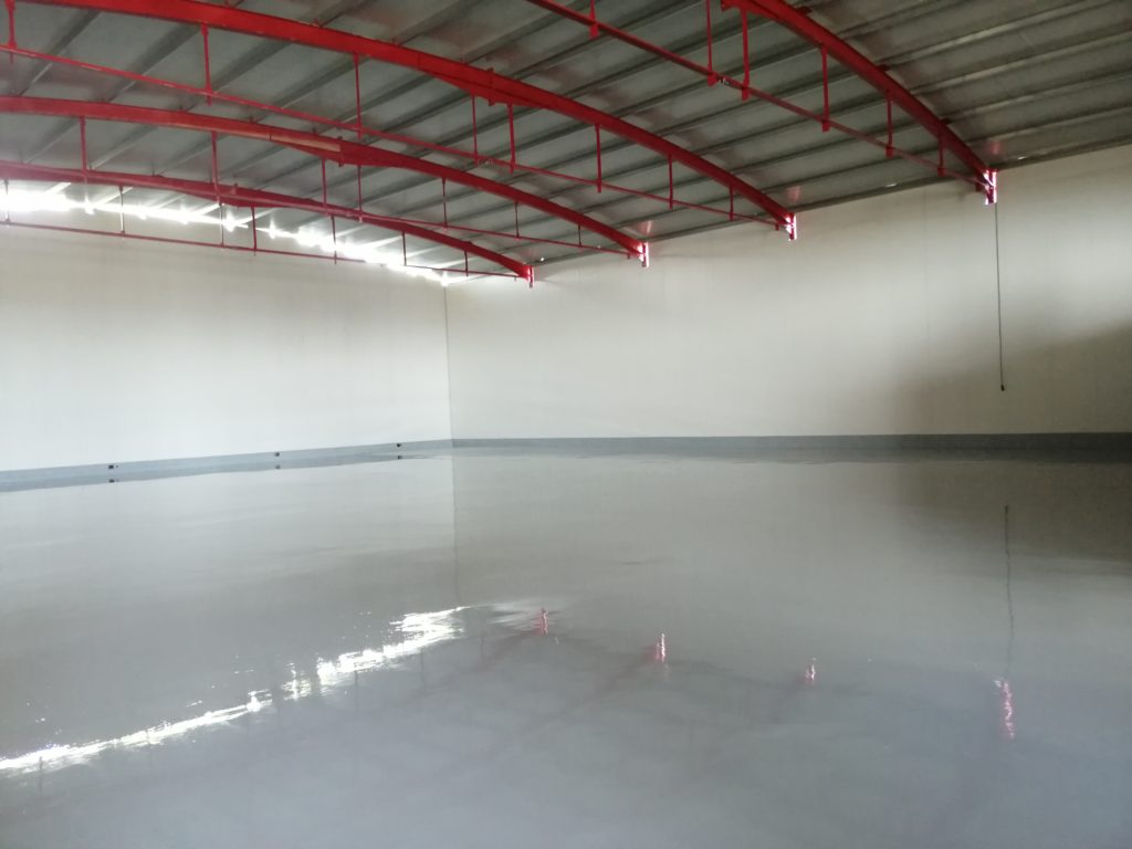 أرضيات الإيبوكسي ذاتية التسوية (Epoxy Self-Leveling Flooring): سطح أملس ومثالي بدون فواصل