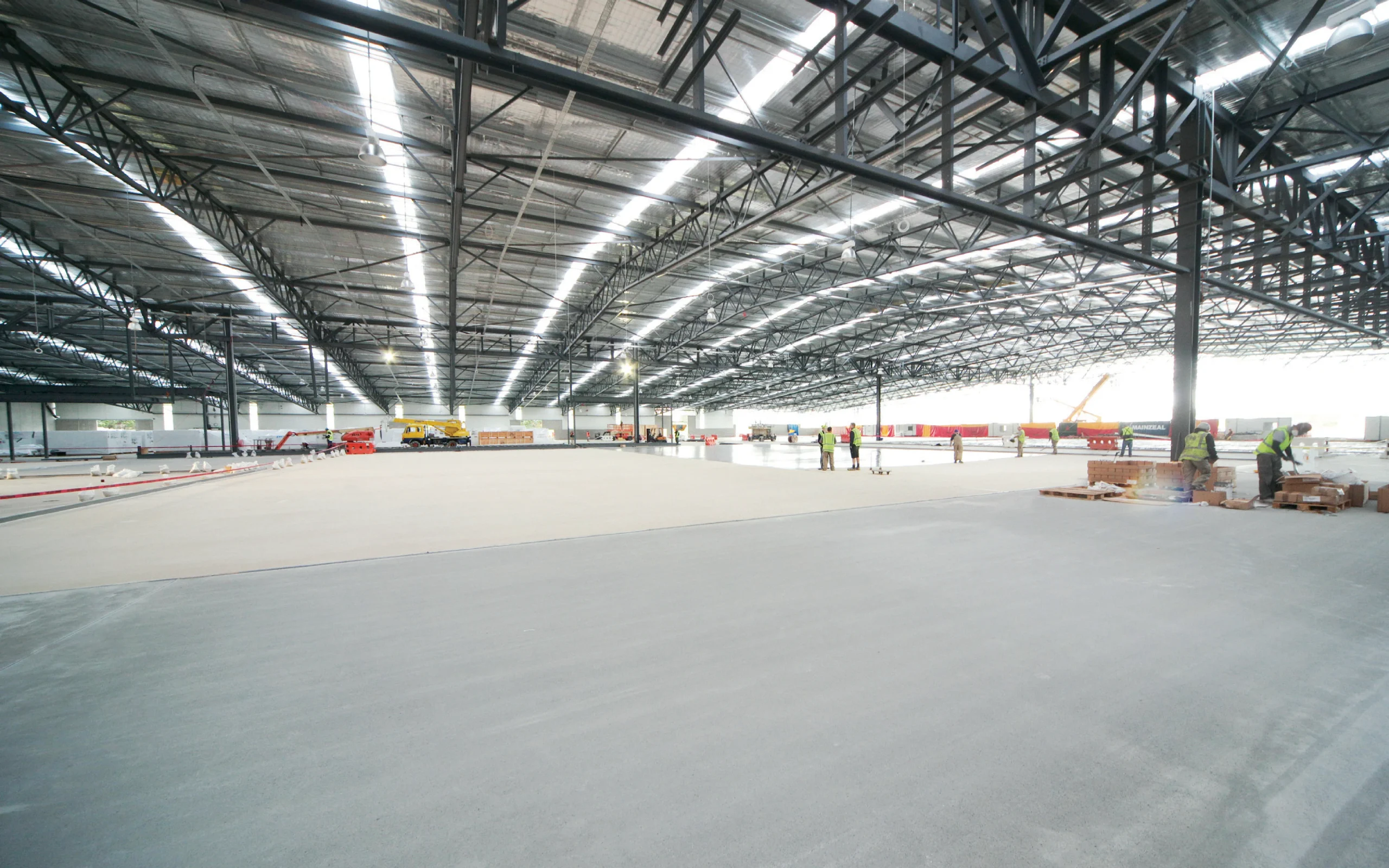 لماذا UCRETE هو الحل الوحيد؟ عندما تجتمع الحرارة الشديدة والكيماويات القاسية 