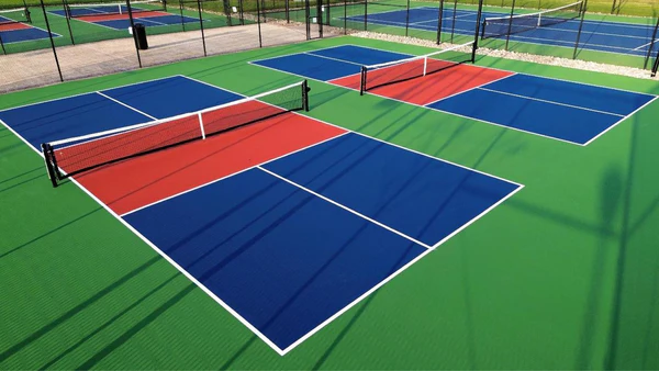 أرضيات الملاعب المطاطية والأكريليك (Rubber Acrylic Flooring): مميزات الأمان والأداء العالي