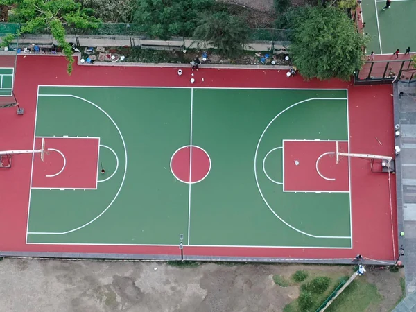 أرضيات الملاعب المطاطية والأكريليك (Rubber Acrylic Flooring): مميزات الأمان والأداء العالي