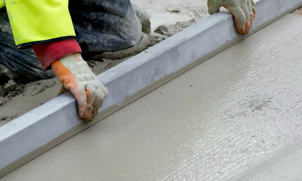 أرضيات سكريد البولي يوريثان (Polyurethane Screed): القوة المطلقة لمقاومة الصدمات والكيماويات