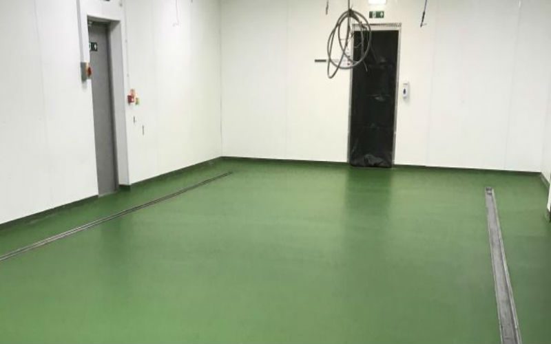 أرضيات تتحمل الأحماض المركزة؟ تعرف على قوة نظام يوكريت المقاوم للكيماويات