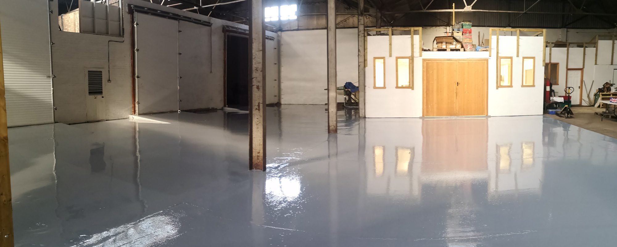 أرضيات سكريد البولي يوريثان (Polyurethane Screed): القوة المطلقة لمقاومة الصدمات والكيماويات
