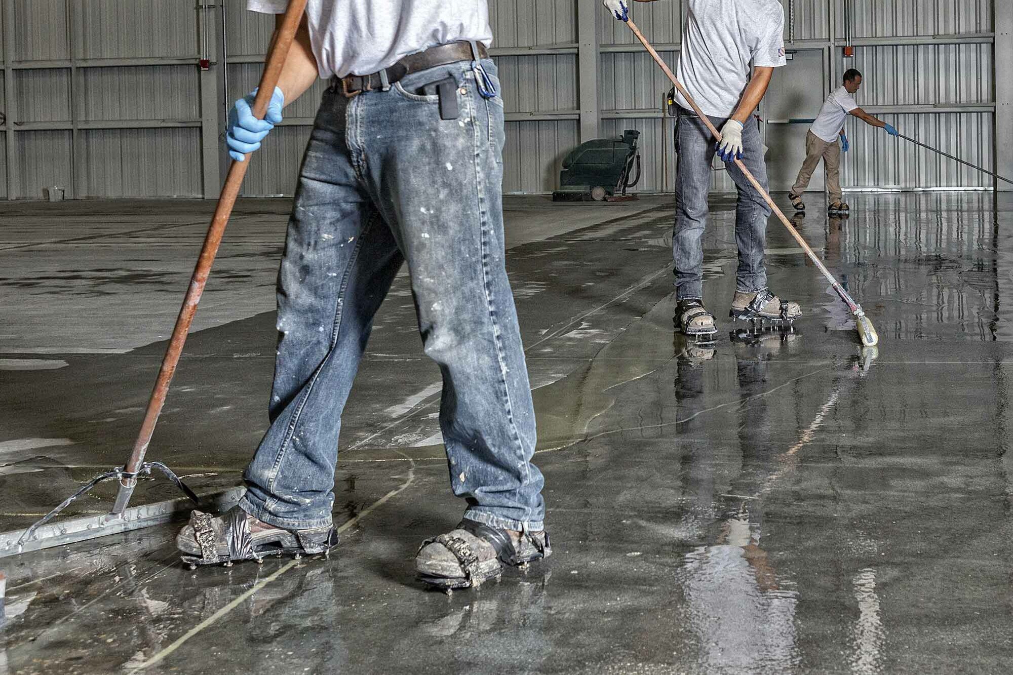 دهانات الإيبوكسي للأرضيات (Epoxy Coating): حل اقتصادي لتجديد وحماية الأرضيات الخرسانية