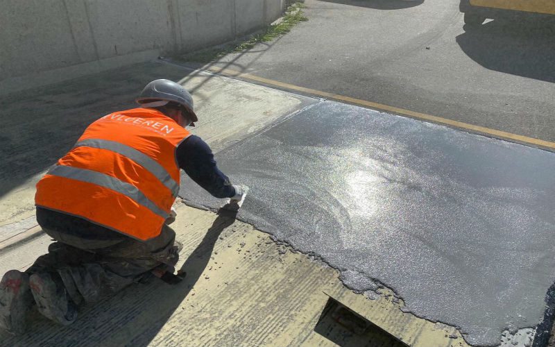 أرضيات تتحمل الأحماض المركزة؟ تعرف على قوة نظام يوكريت المقاوم للكيماويات