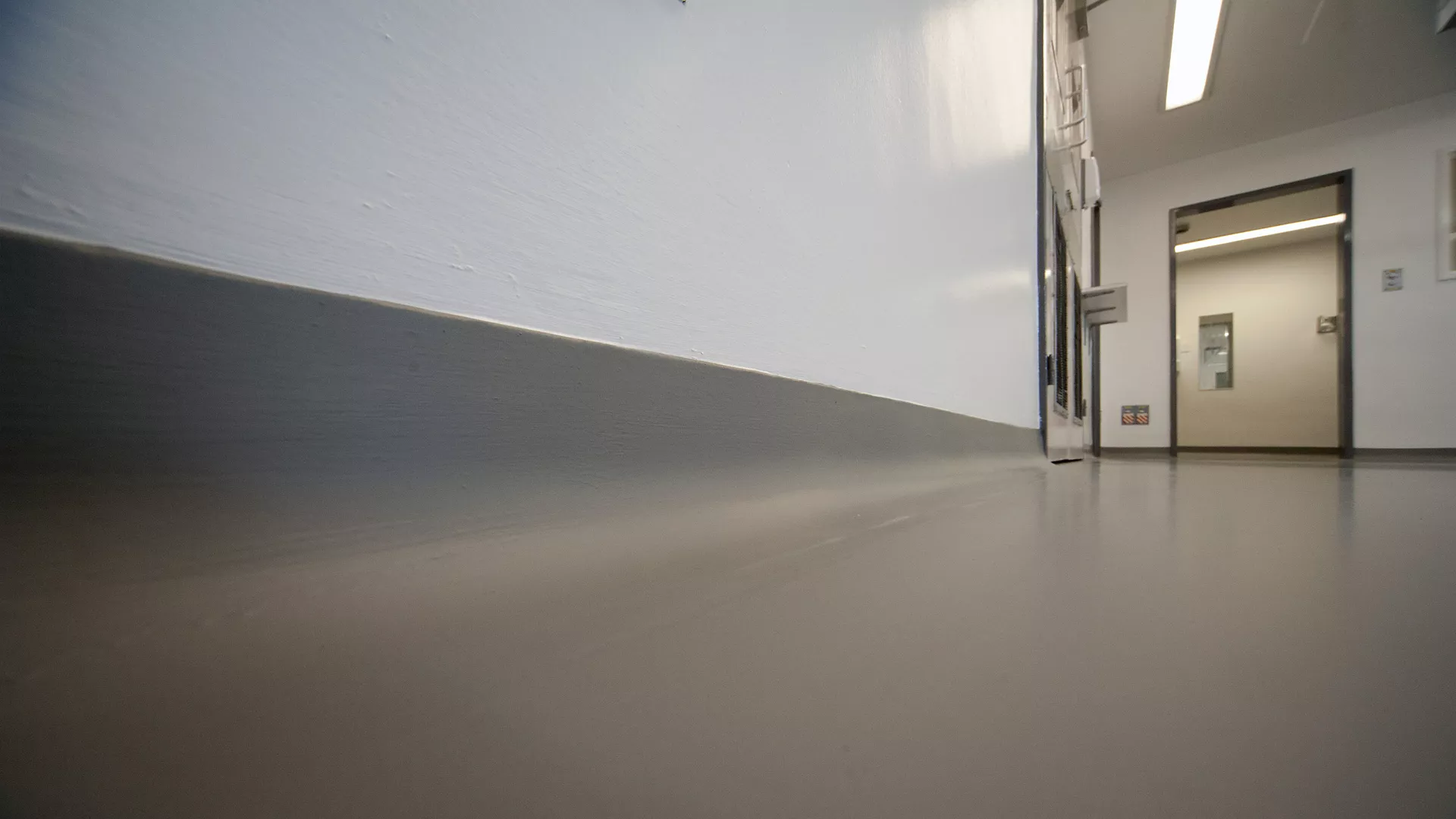 دهانات الإيبوكسي للحوائط (Epoxy Wall): حماية وجمال للحوائط في البيئات الصناعية والصحية